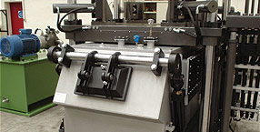 Macchina per colata in bassa pressione (particolare sportello automatico caricamento forno)